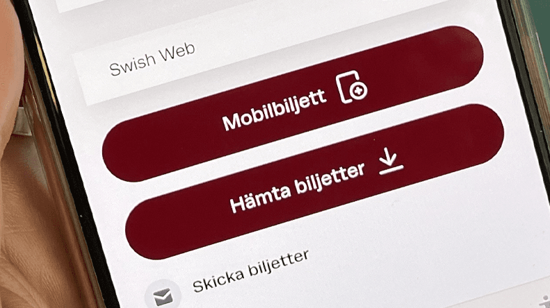 En hand som håller en smartphone vars display visar en order av digitala konsertbiljetter.