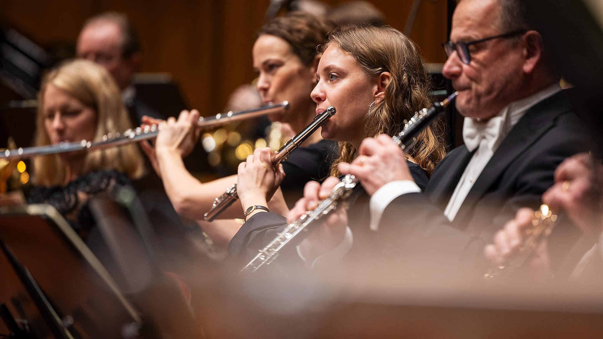 Oboist och tvärflöjtist spelar i orkester