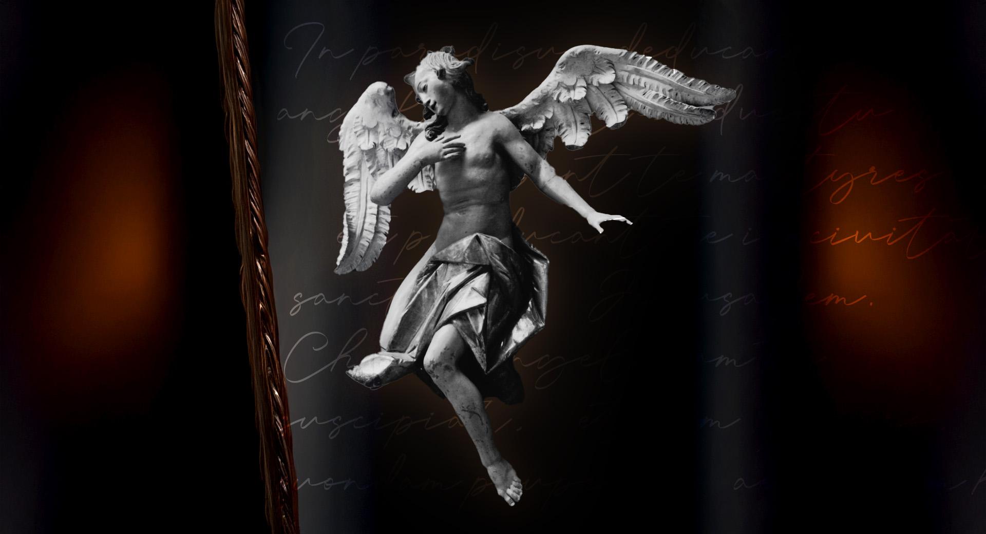 En ängel i trä med utslagna vingar mot en mörkt rör och svar bakgrund där man även kan ana noter.