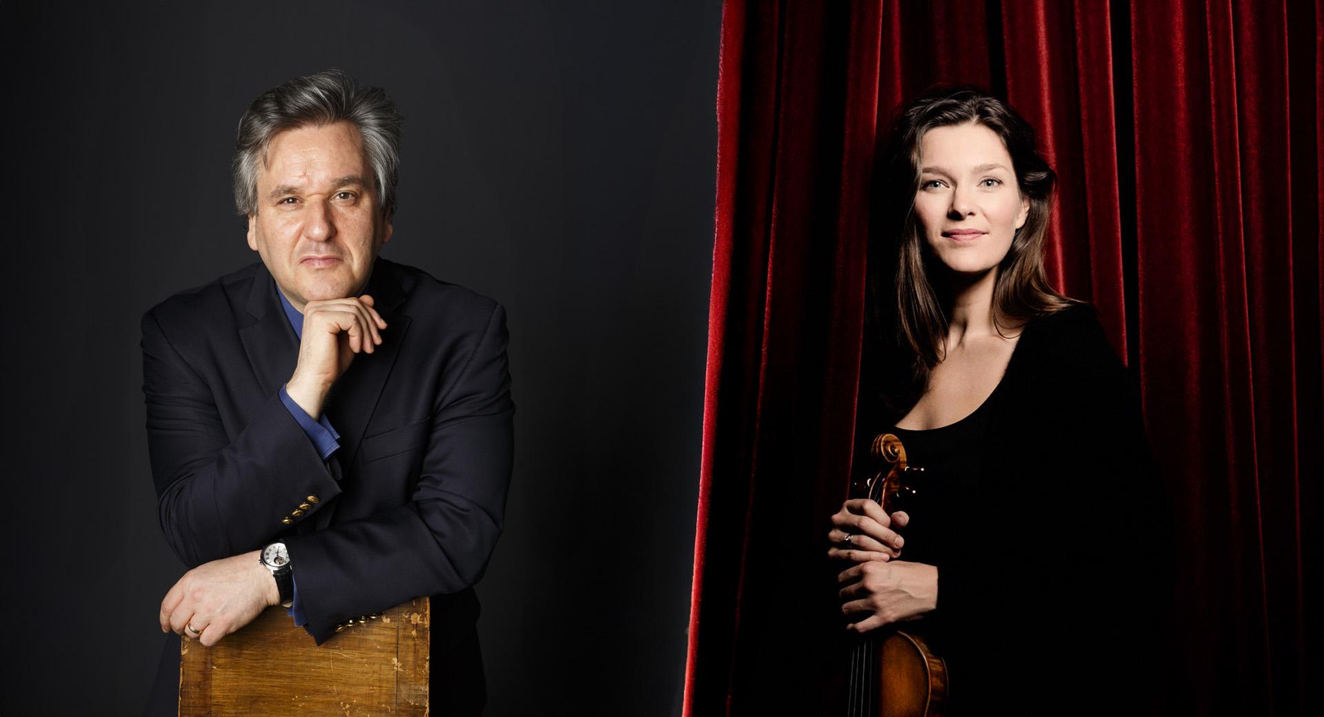Collage av två bilder där Antonion Pappano (till vänster) leende sitter lutad mot en stolsrygg. Till höger står Janine Jansen med ett rött sammetsdraperi i bakgrunden. Hon håller i sin violin.